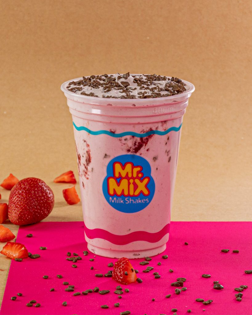 Milk Shake Sensação, feito de morango e chocolate.
